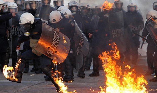 В центре Афин противники жестких мер экономии устроили беспорядки 