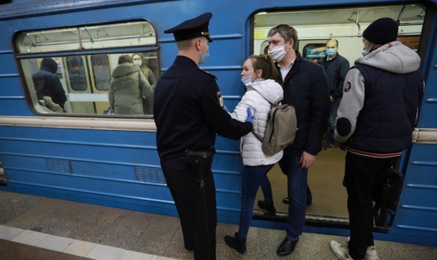 Москвичей предупредили о тотальных проверках соблюдения масочного режима в транспорте