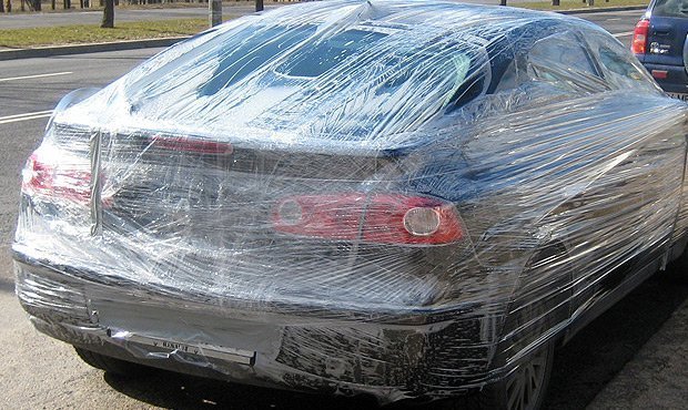 Московские дорожники будут обматывать автомобили защитной пленкой перед эвакуацией