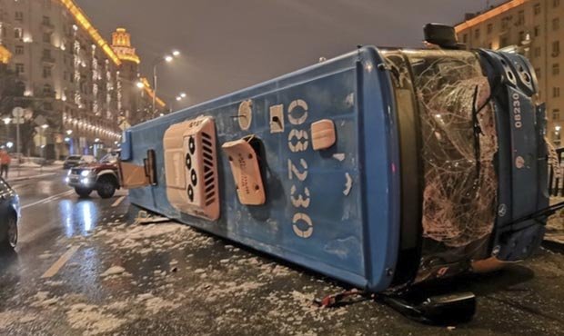 В Москве на Садовом кольце опрокинулся на бок рейсовый автобус