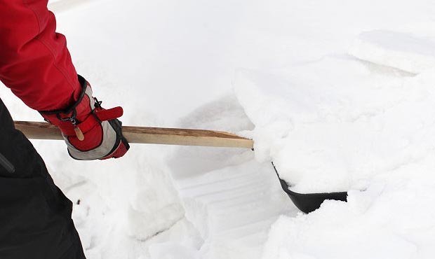 В Уфе школьников отправили убирать снег вместо физкультуры. Трое заболели, двое надорвали спины