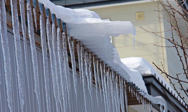 В Татарстане учащихся школы заставили убирать снег с крыши без страховки