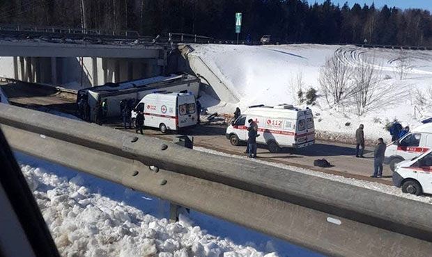 В Подмосковье на Новорижском шоссе рейсовый автобус рухнул с эстакады