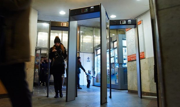 Металлоискатели за 60 млн рублей не спасли петербургское метро от теракта