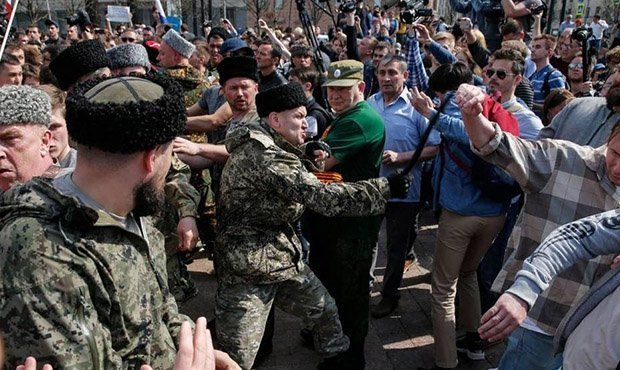 Нападавшие на участников акции «Он нам не царь» казаки связаны с мэрией Москвы
