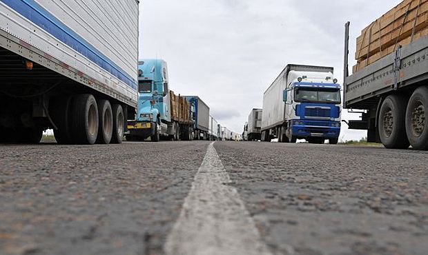 В Приморье на границе с Китаем образовалась пробка из сотен грузовиков