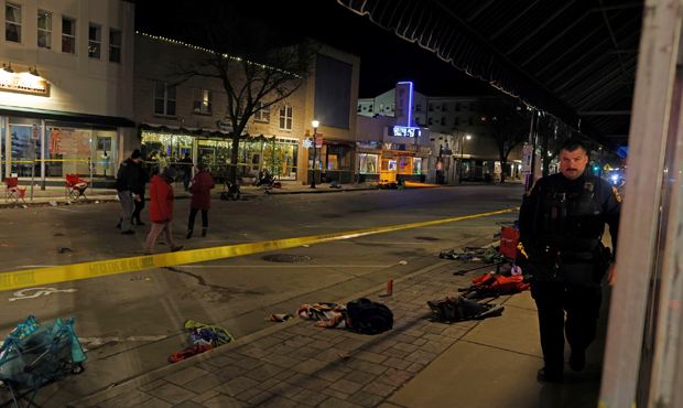 В американском городе Уокеша внедорожник сбил участников рождественского парада