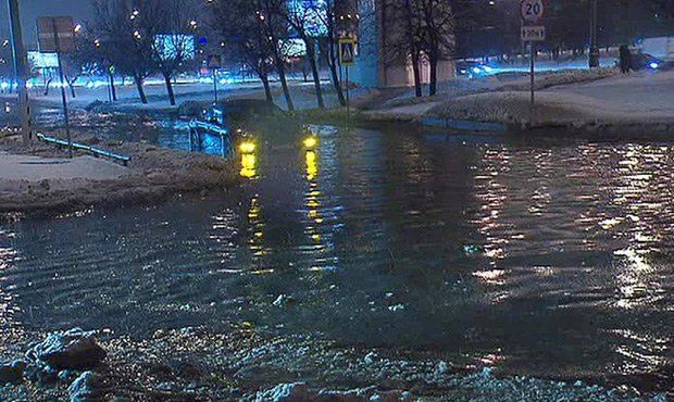 В Москве на Дмитровском шоссе образовались провалы грунта. Повреждения получили 14 машин