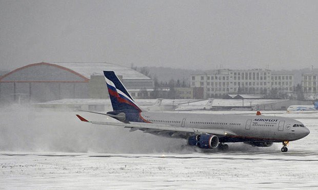 Московские аэропорты в связи со снегопадом отменили более 100 рейсов