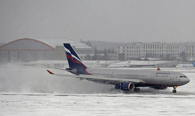 Московские аэропорты в связи со снегопадом отменили более 100 рейсов 