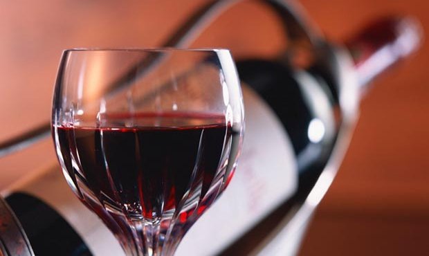 Роспотребнадзор запретил продажу вина из США. В нем нашли опасные вещества  