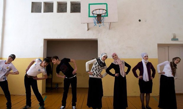 Власти Чечни разрешат детям ходить в школу в хиджабах, кипах и с крестиками