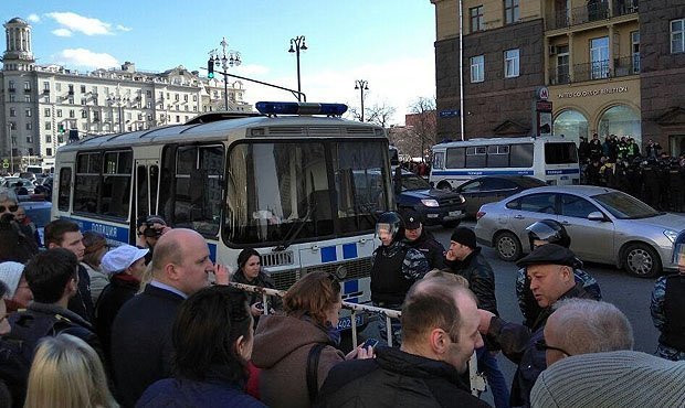 Во время митинга против коррупции в Москве серьезные травмы получил сотрудник полиции