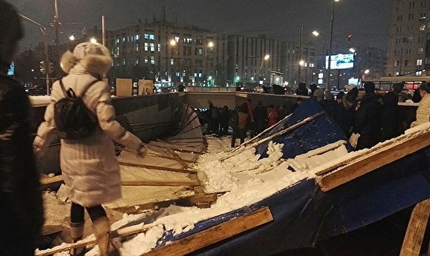 В Москве в переходе станции «Улица 1905 года» обрушились леса. Пострадали 5 человек