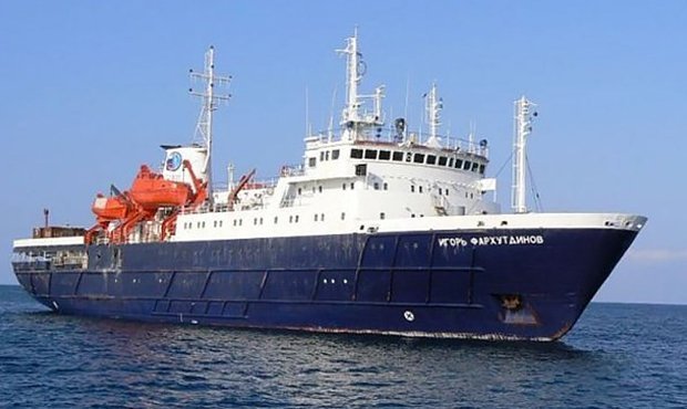 В Охотском море во льдах застрял теплоход «Игорь Фархутдинов» со 127 пассажирами
