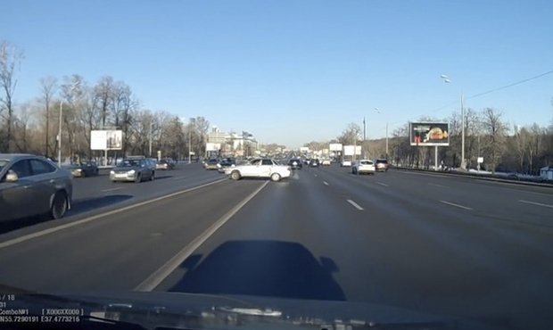 В Москве на Кутузовском проспекте столкнулись три автомобиля. Один человек погиб