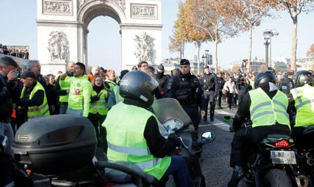 Во Франции сотни тысяч автомобилистов вышли на акции протеста из-за повышения налога на топливо