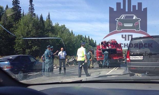 В результате столкновения автобуса и грузовика под Красноярском погибли 11 человек