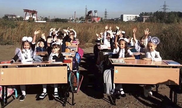 В Красноярске дети пришли на урок в поле, потому что власти не построили школу