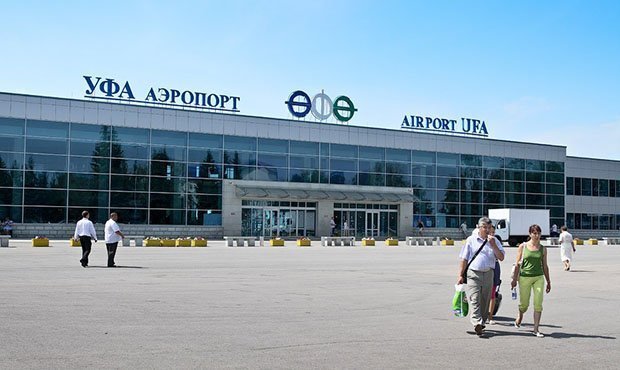 В аэропорту Уфы пассажирский самолет после посадки выкатился за пределы ВПП