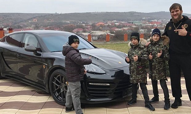 Несовершеннолетние сыновья Рамзана Кадырова подарили своему тренеру Porsche Panamerа