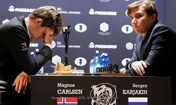 Норвежец Магнус Карлсен обыграл Сергея Карякина в поединке за шахматную корону