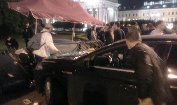 В центре Петербурга водитель не справился с управлением и врезался в толпу людей