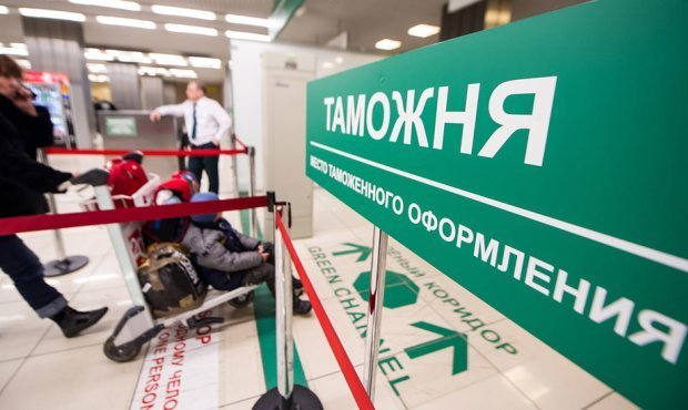 Сотрудники таможни стали отслеживать дорогие покупки россиян за границей