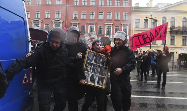 Участнице первомайской демонстрации грозит арест на месяц за плакат с Путиным