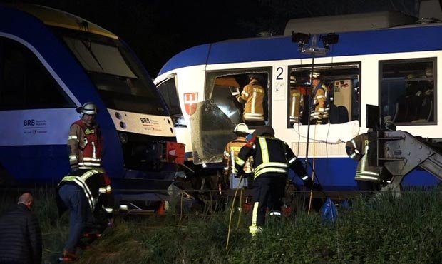 В Баварии столкнулись пассажирский и товарный поезда. Есть погибшие
