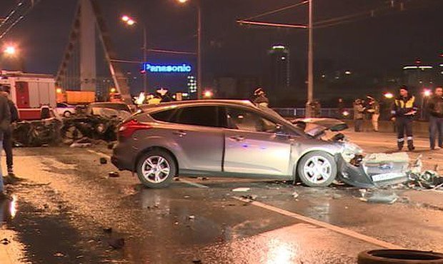 В центре Москвы Ferrari на «встречке» протаранил две иномарки. Спорткар полностью сгорел