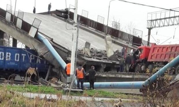 В Амурской области мост обрушился на железнодорожные пути  