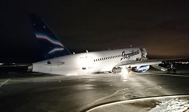 В аэропорту Якутска пассажирский самолет SSJ100 при посадке выкатился за пределы полосы