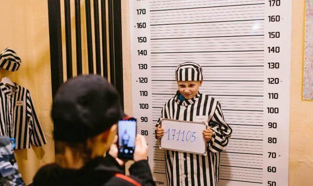 В Мурманске детей в ходе профориентации нарядили в полицейских и арестантов