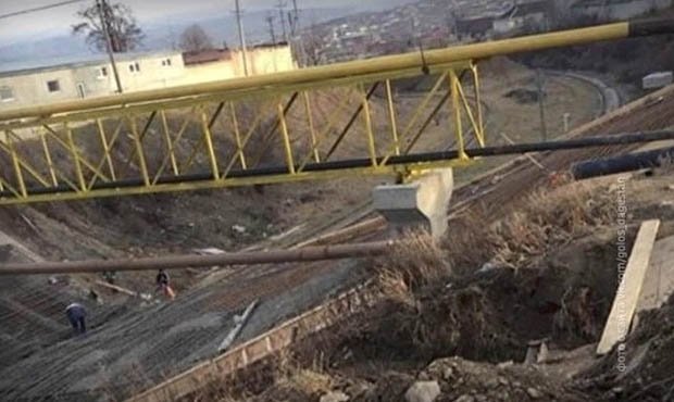 В Буйнакске произошло обрушение строящегося моста. Три человека пострадали