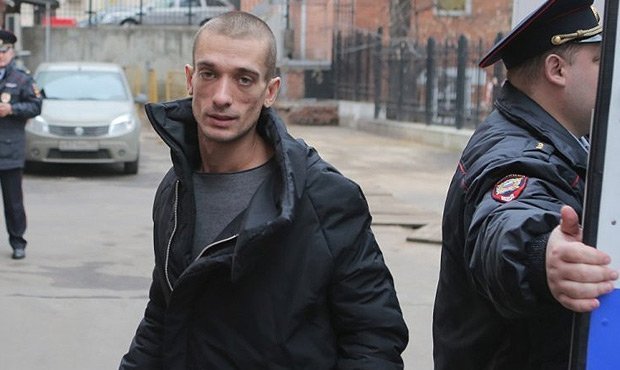 Скандального художника Павленского задержали за попытку поджечь вход в здание ФСБ на Лубянке