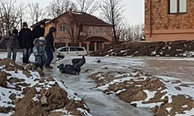 В Амурской области сельские дети развлекаются на горке из фекалий, возникшей из-за долгов жильцов