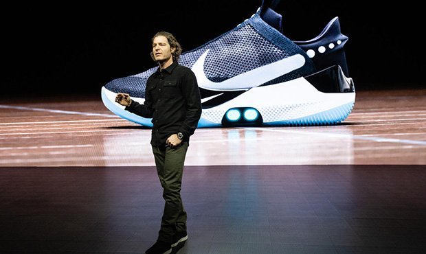 Nike выпустила «умные» кроссовки с автоматической шнуровкой и беспроводной подзарядкой