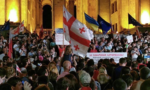 Приезд российской делегации в Грузию спровоцировал массовые протесты оппозиции