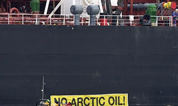 Активисты «Гринпис» заблокировали в норвежском порту танкер с российской нефтью