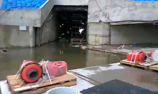 Строящийся стадион «Зенит-Арена» после сноса крыши ушел под воду