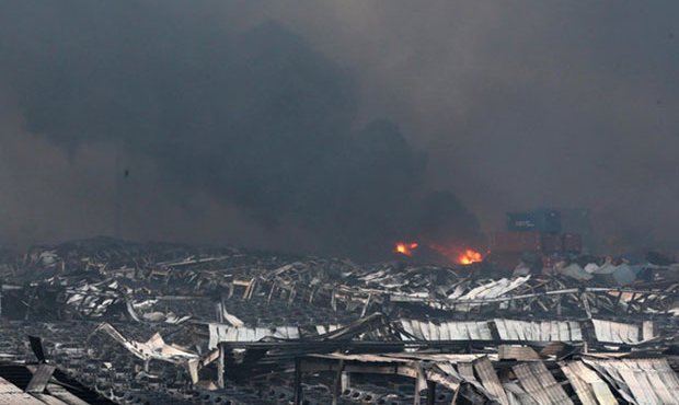В Китае при взрывах на складе погибли 42 человека и еще 400 пострадали  