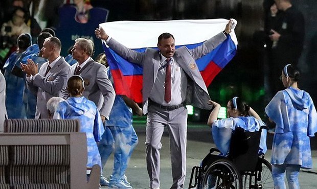 Белорусу, пронесшему российский флаг на открытии Паралимпиады, подарят квартиру