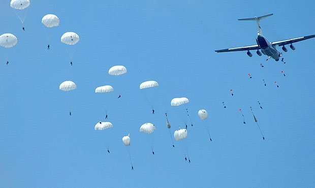На Кубани при выполнении прыжков с парашютом пропали три десантника