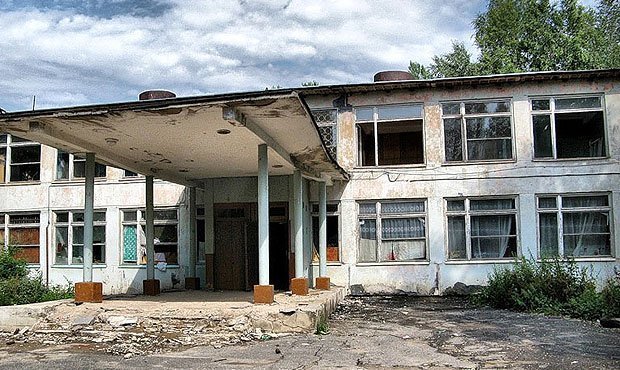 Более 5 тысяч российских школ располагаются в ветхих зданиях с туалетом на улице