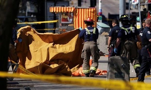 В результате наезда фургона на пешеходов в Торонто погибли 10 человек