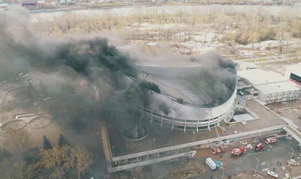 В Красноярске загорелся Дворец спорта имени Ивана Ярыгина
