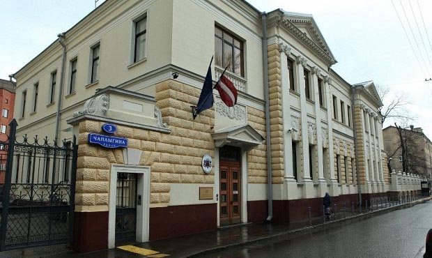 Активисты «Другой России» забросали дымовыми шашками посольство Латвии