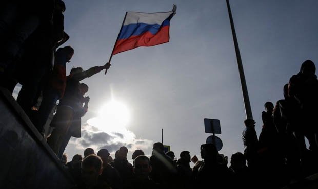 Почти половина российских граждан считает неправильным путь развития страны
