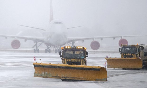 В московских аэропортах из-за снегопада задержаны десятки авиарейсов